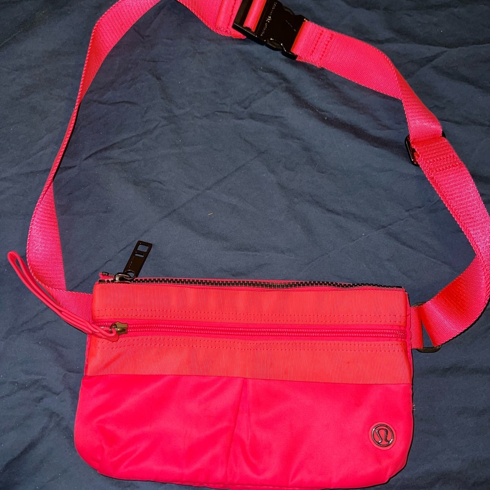 Lululemon Free Spirit Bag neon pink